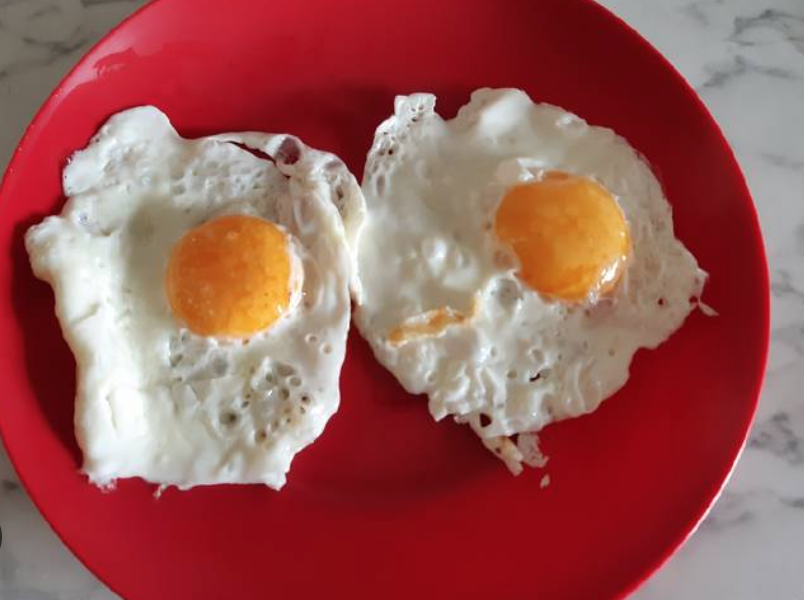 Ajetes tiernos con huevos a la plancha y pure de verduras.
